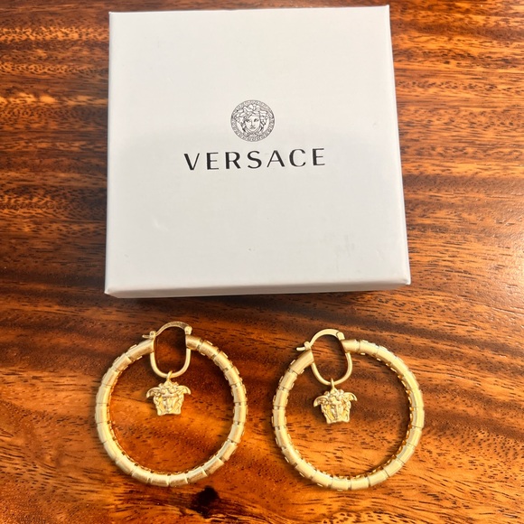 Gold Iconic Medusa Charm Hoop
Earrings✨Fashion‼️Full Inclusion Comes W Box 🎁 - Picture 7 of 14